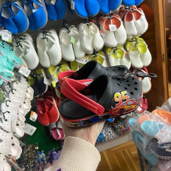 CROCS FOOTWEAR PALLET LOT - Image 4